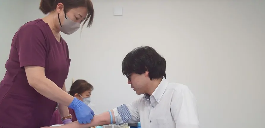 献血する女医と患者