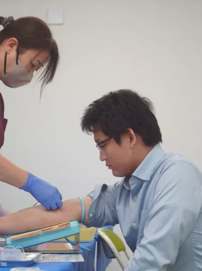 採血を行う看護師