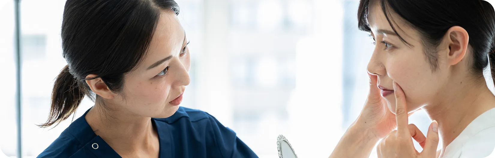 患者を診察する皮膚科医