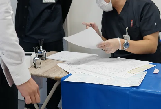 資料を確認する医者