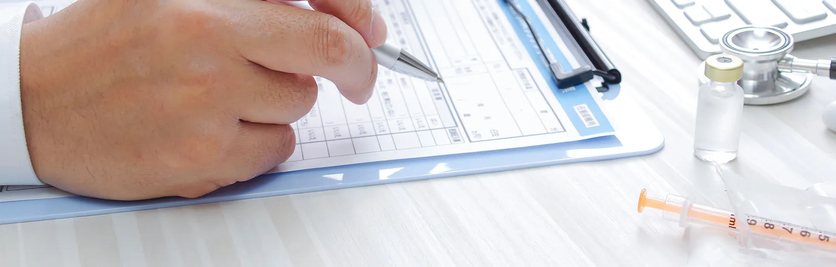 カルテを書く医者