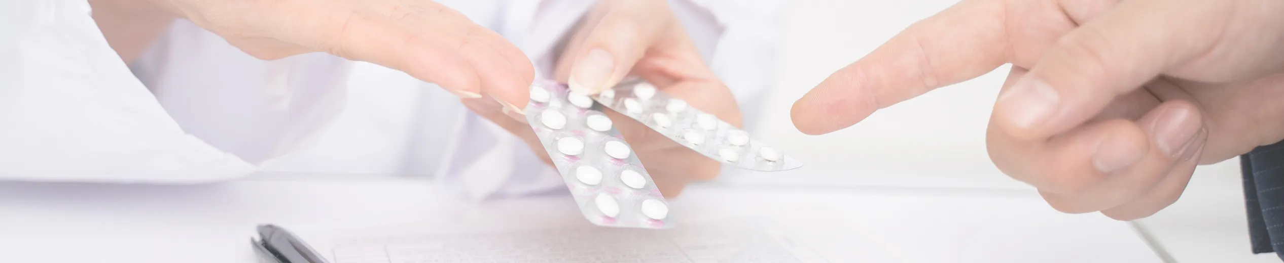 薬を持つ医者の手