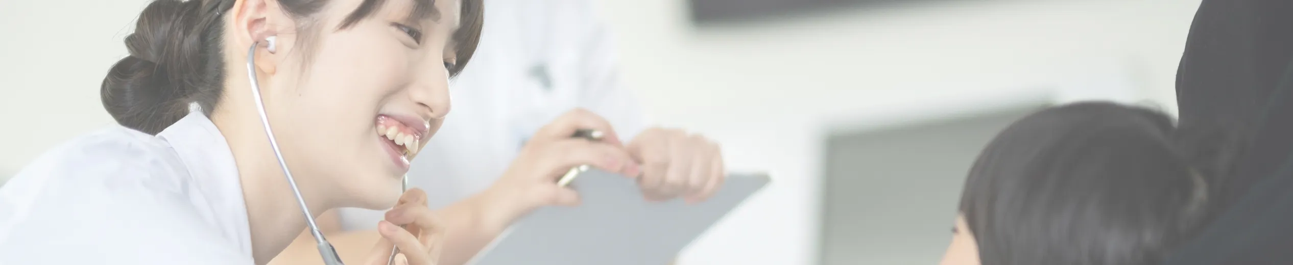 子供を診察する女医