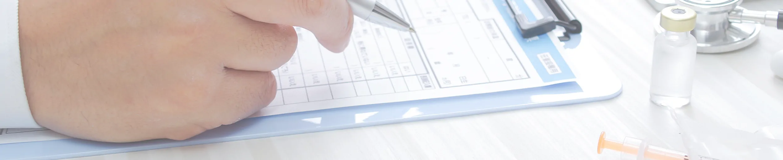 問診票を記入する患者の手