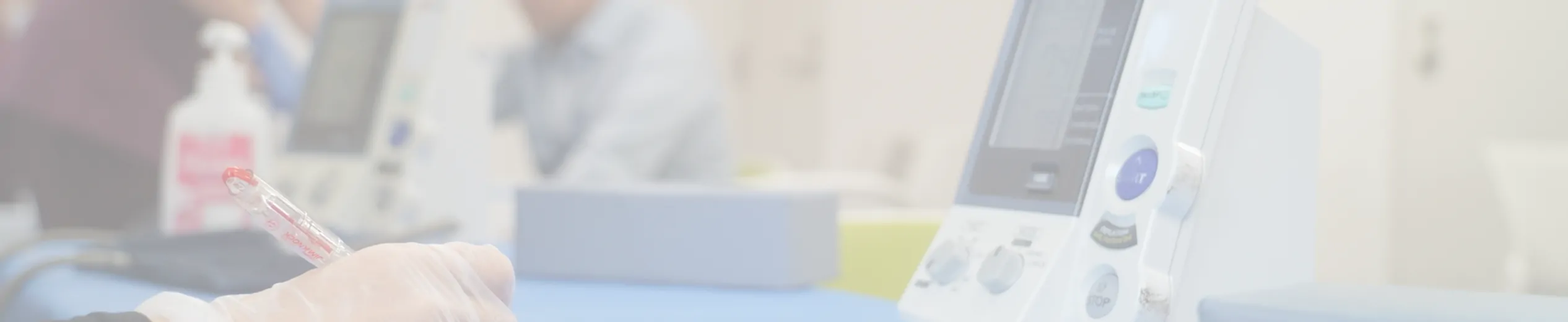 健康診断の機材と医者のて