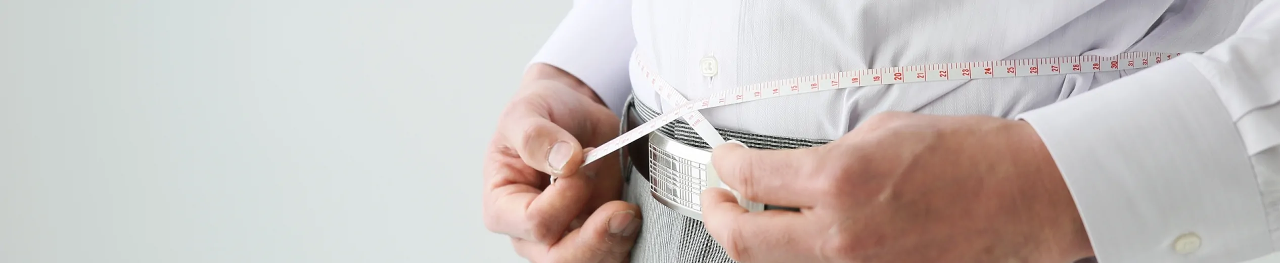 ウエストを測る男性