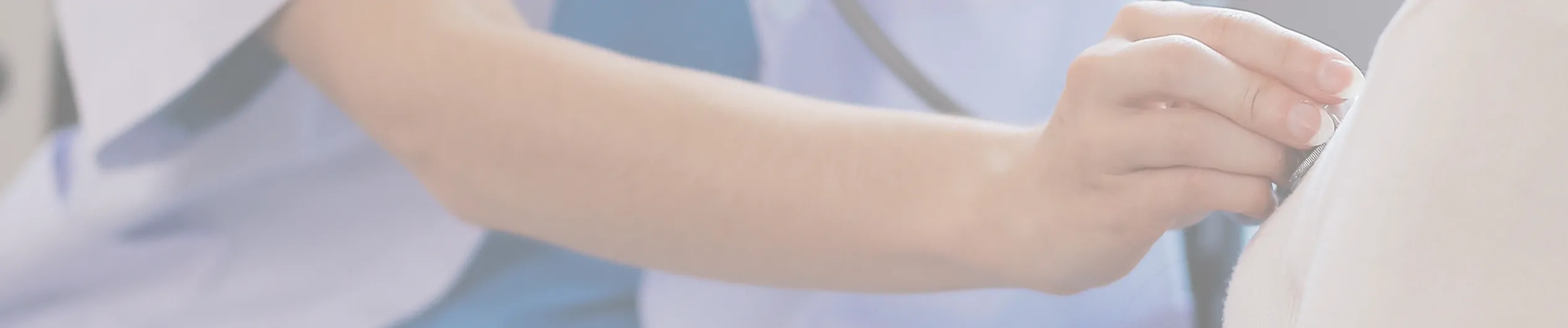 患者に聴診器を当てる医者