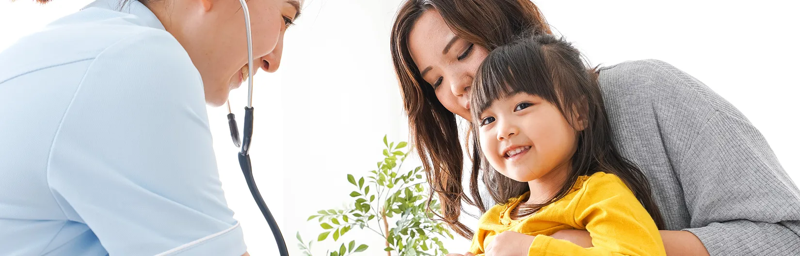 子供を診察する男性医師