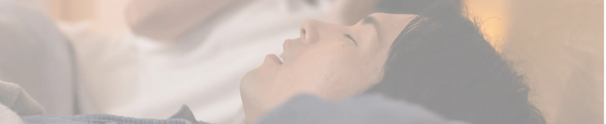 仮眠をとる男性患者