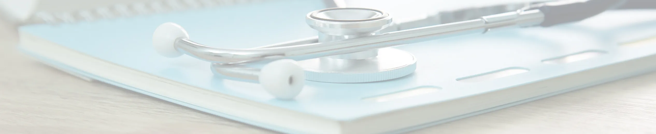 机の上にあるノートと聴診器