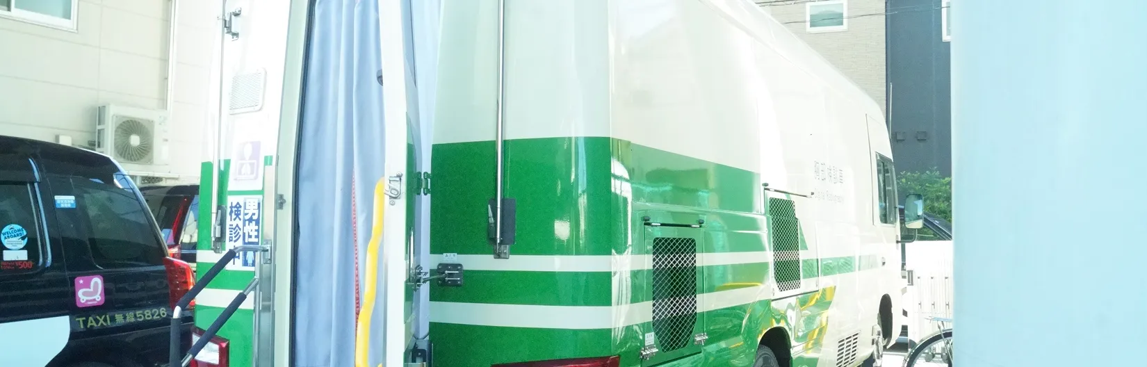 巡回バスの後ろ姿