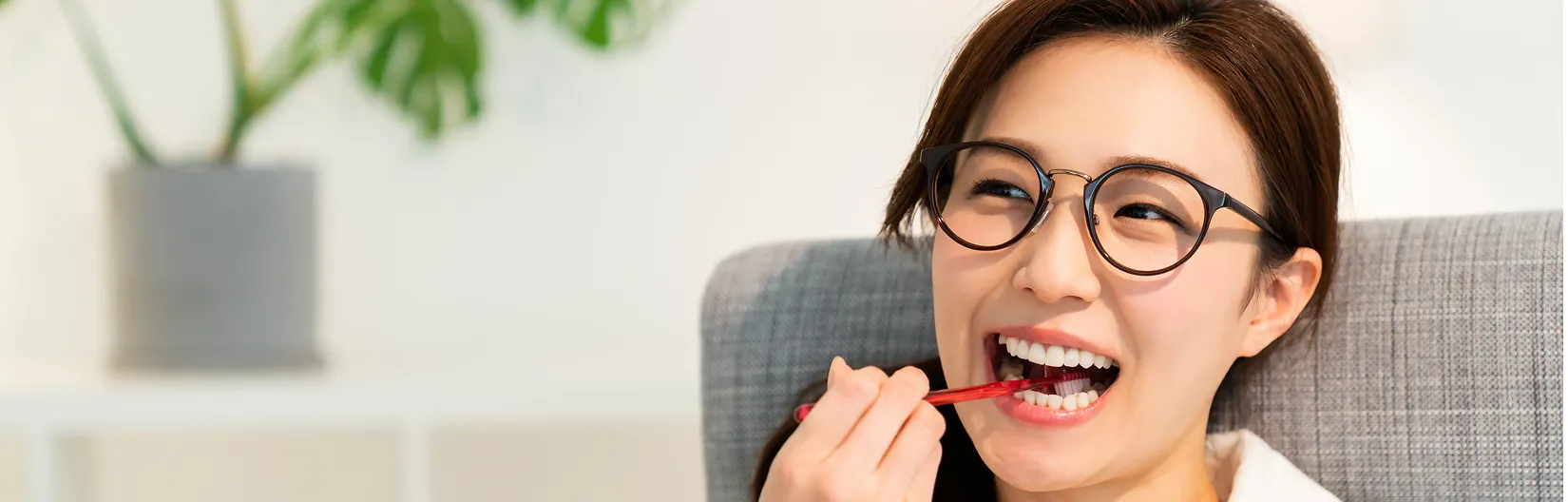 歯を磨く女性