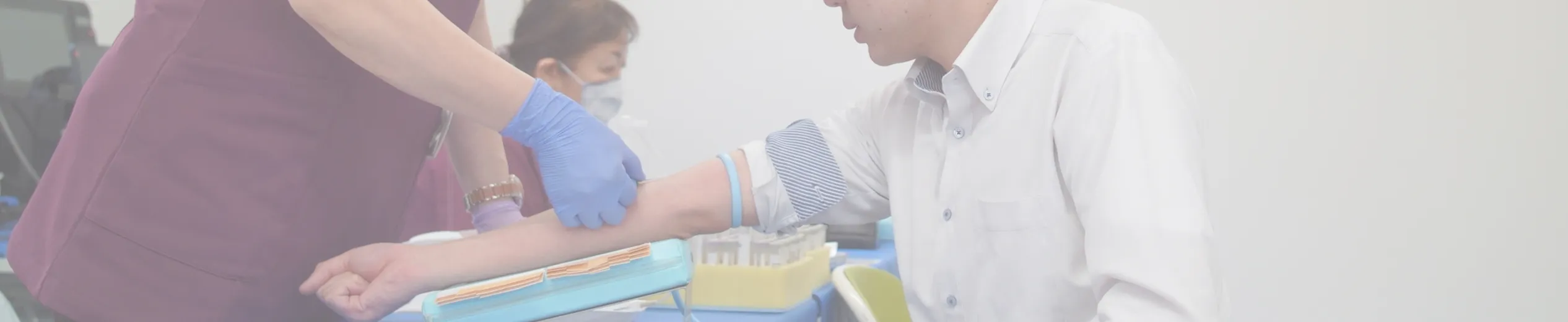 血液検査をする医者と患者