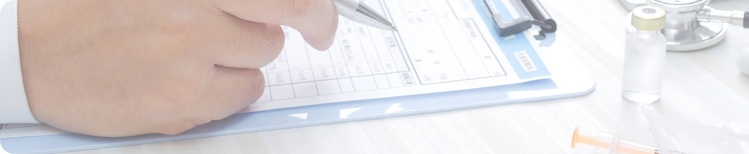 問診票を確認する医者