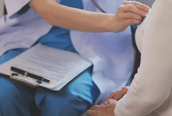 患者を診察する医者