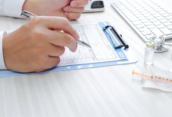 カルテに記入する医者