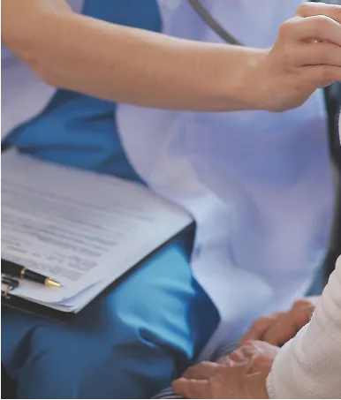 聴診器当てる医者