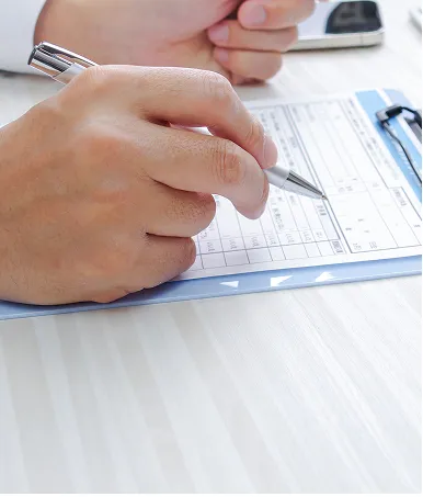 カルテを書く医者