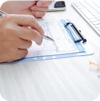 カルテを書く医者