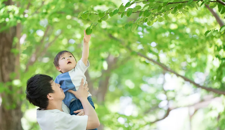 子供を抱っこする父親