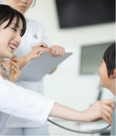 子供を診察する女医