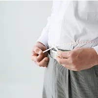 ウエストを測る男性