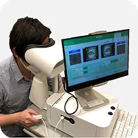 視野検査をする男性