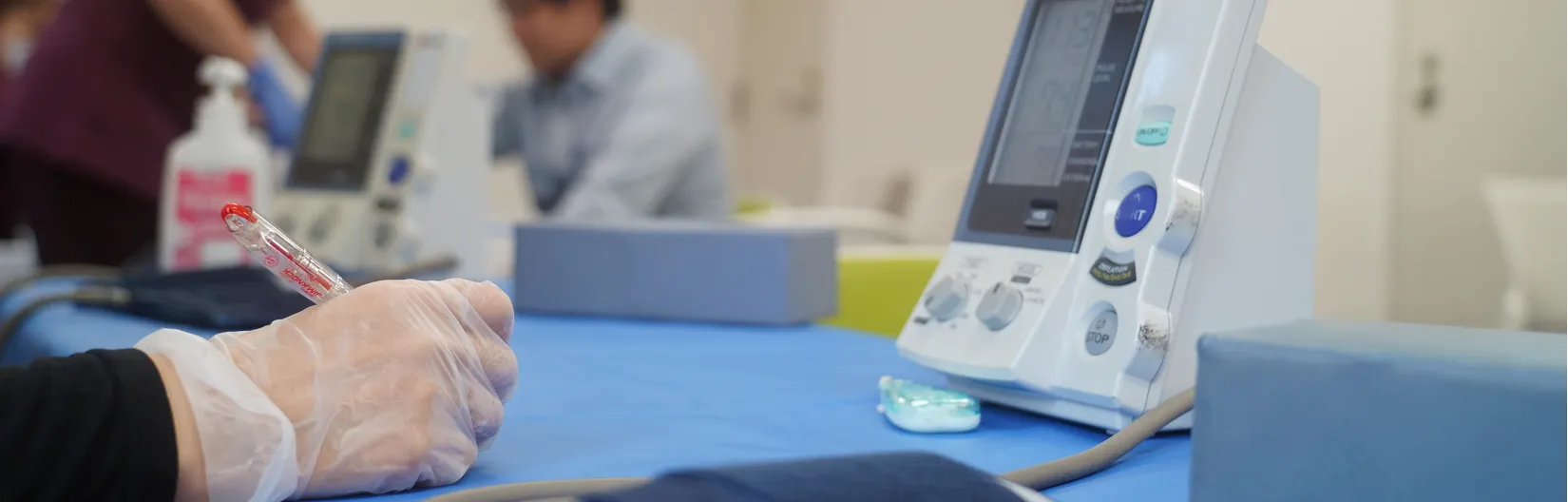 健康診断の機器と医者の手