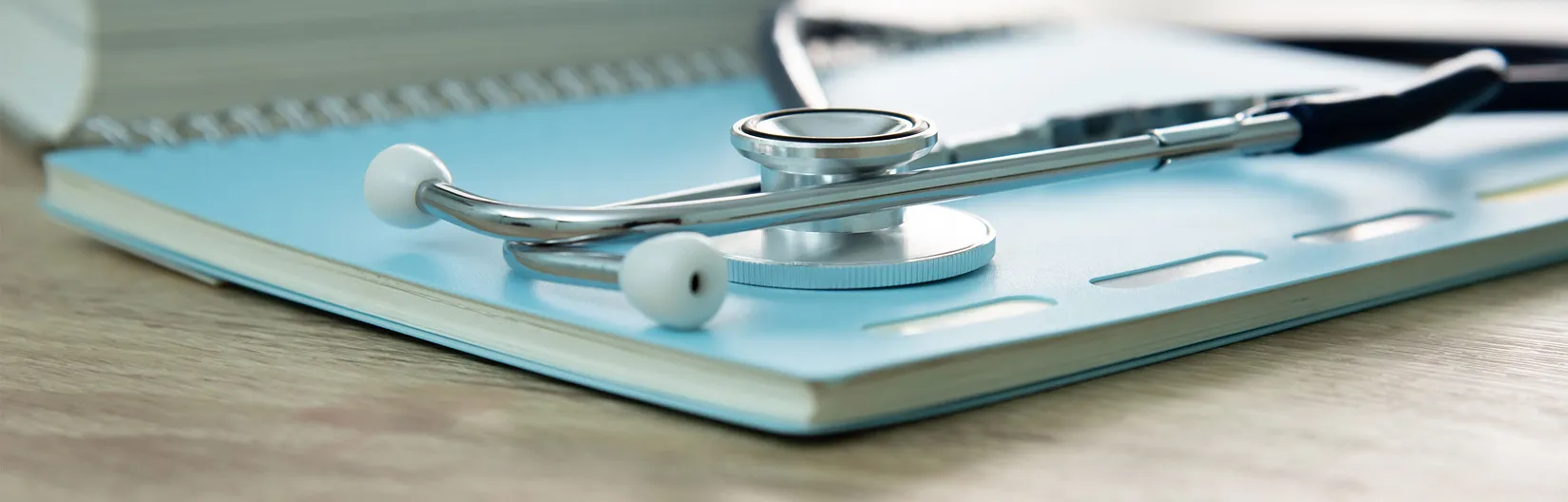 机の上にあるノートと聴診器