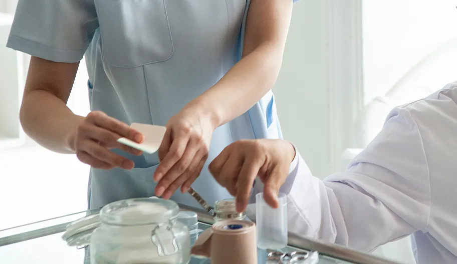 消毒液を持つ看護師