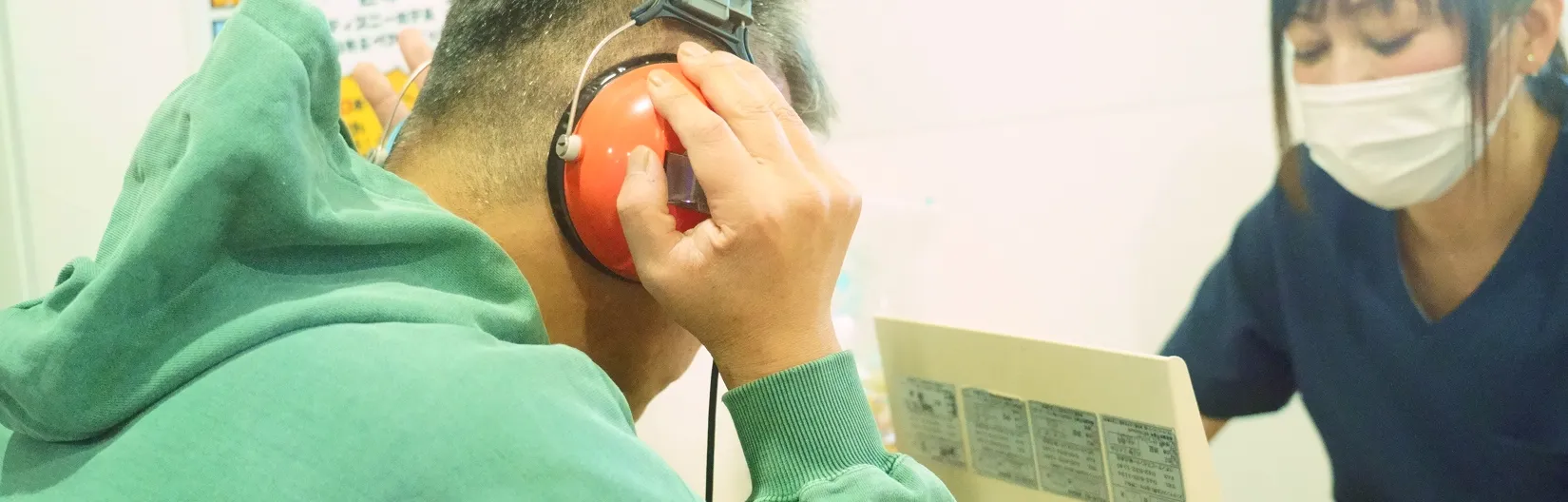 聴力検査する患者