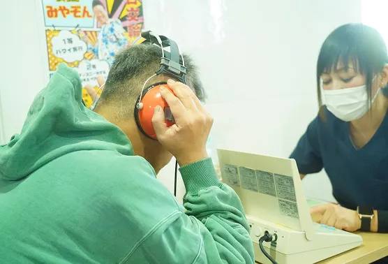 聴力検査する患者