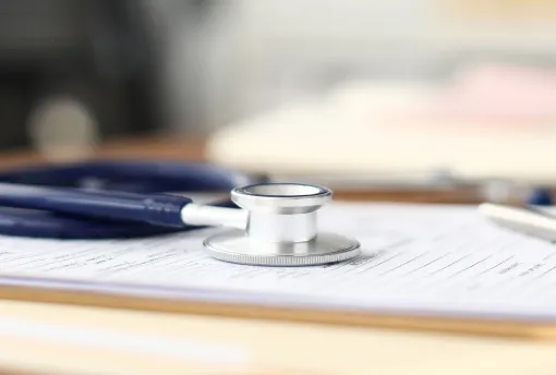 聴診器とカルテ