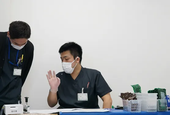 話し合う2人の男性医師